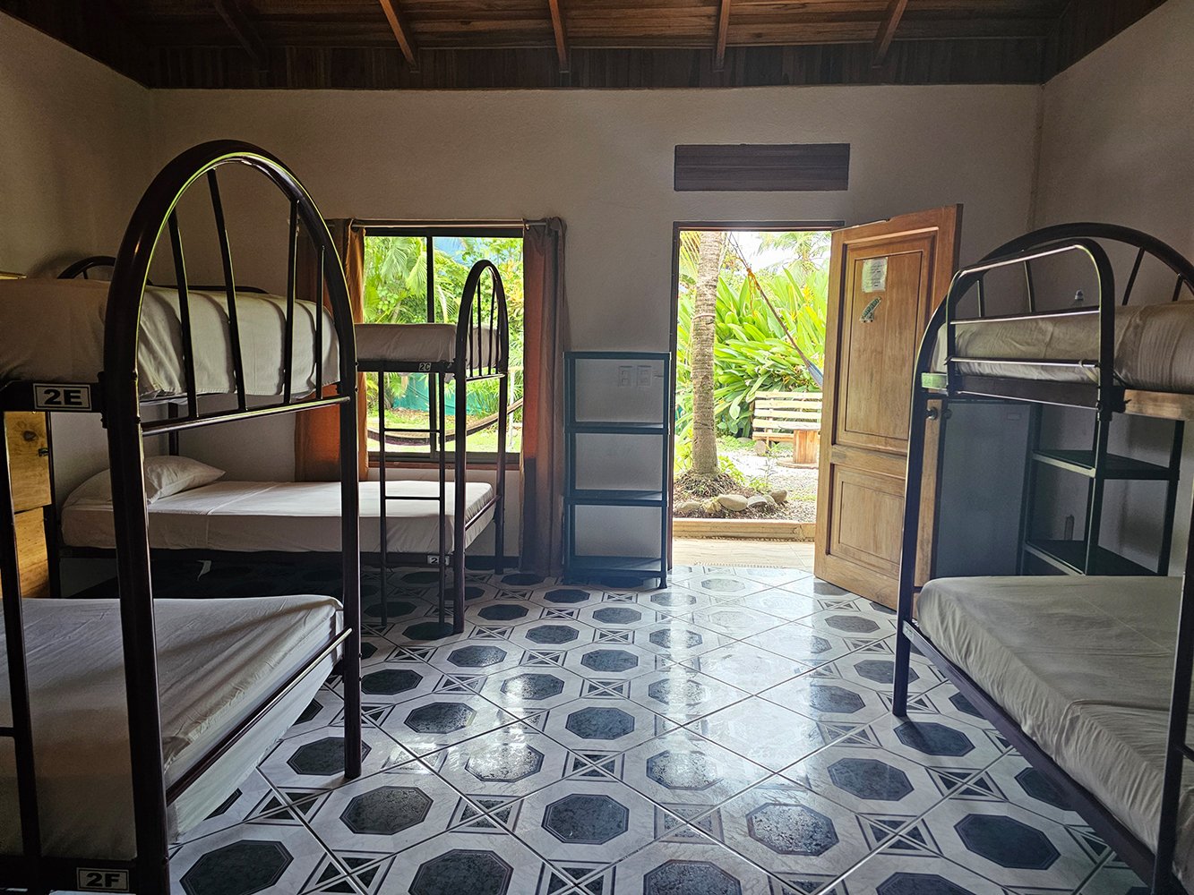 Don Jons Surf & Yoga Lodge - guest accommodation