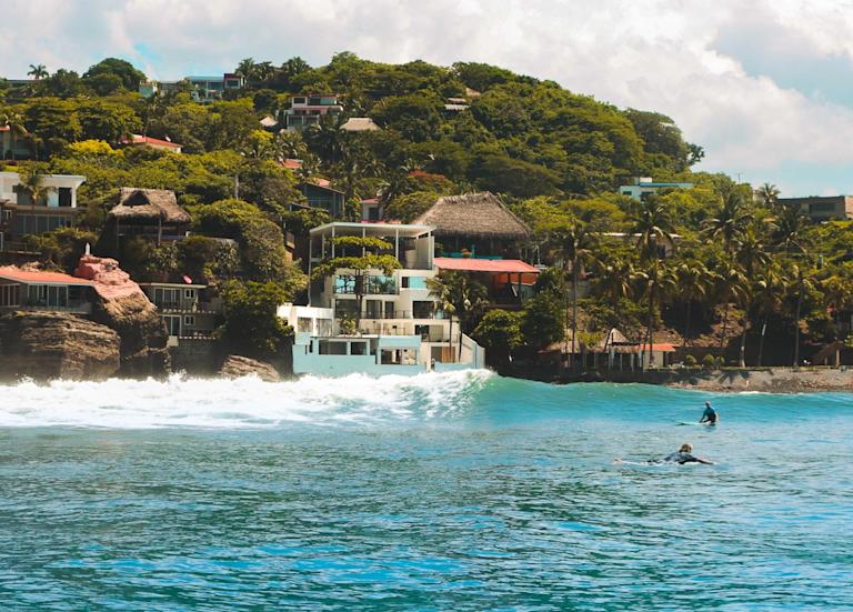 Lapoint Surf Camp - El Salvador - beachfront location