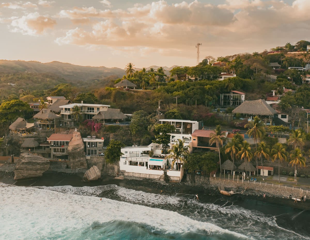Lapoint Surf Camp - El Salvador - beachfront location