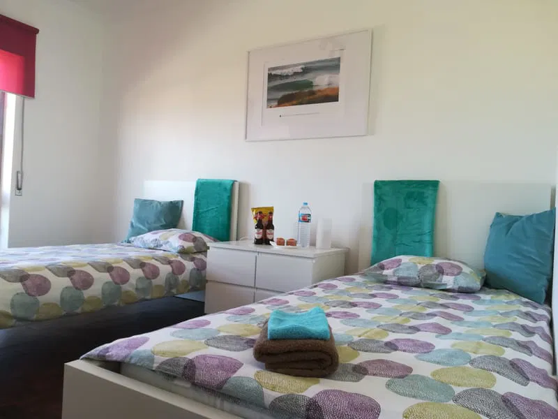 LO Surfcamp Ericeira - surf instruction