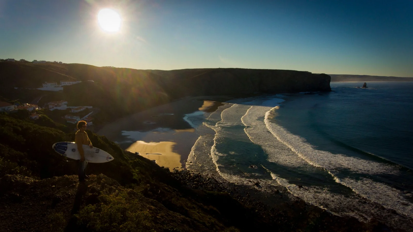 Mayla Surf House - surf instruction