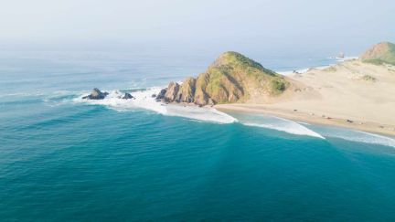 PUNTA ESCONDIDA SURF CAMP - beachfront location