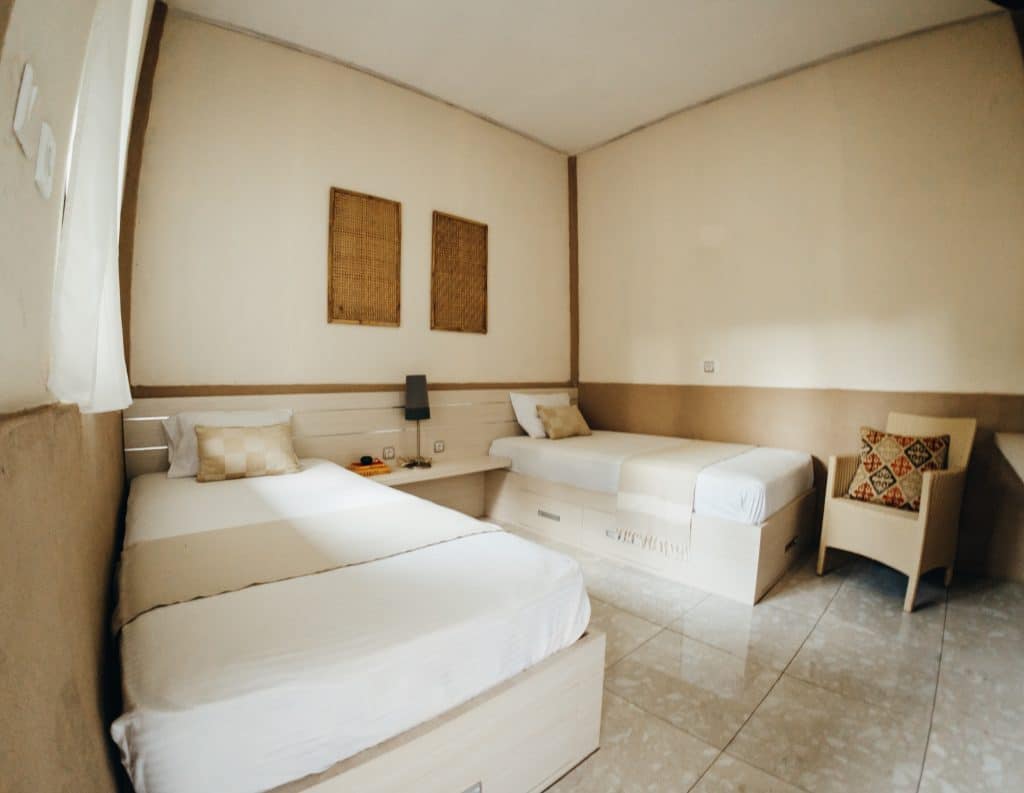 Twin Bedroom (Shared Bathroom)