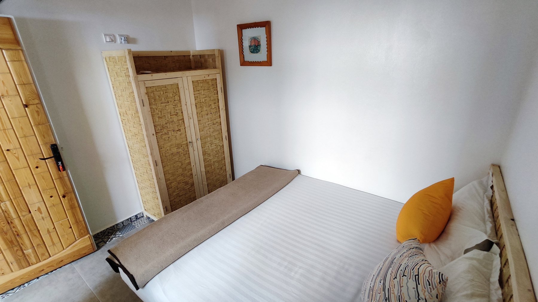 Double / Twin Room - Shared Bathroom with Interior Window